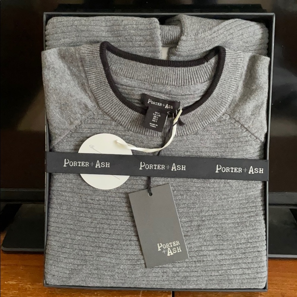Porter + Ash Men’s NWT gray light sweater.